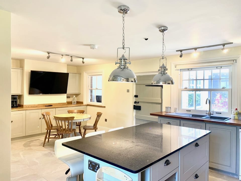 House | Private kitchen | Fridge, microwave, oven, stovetop