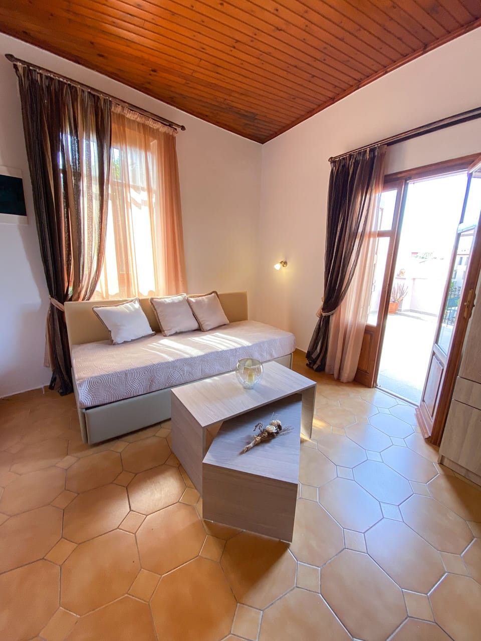 Superior Room (N4) | Living area | 20-inch Smart TV with satellite channels, TV, Netflix