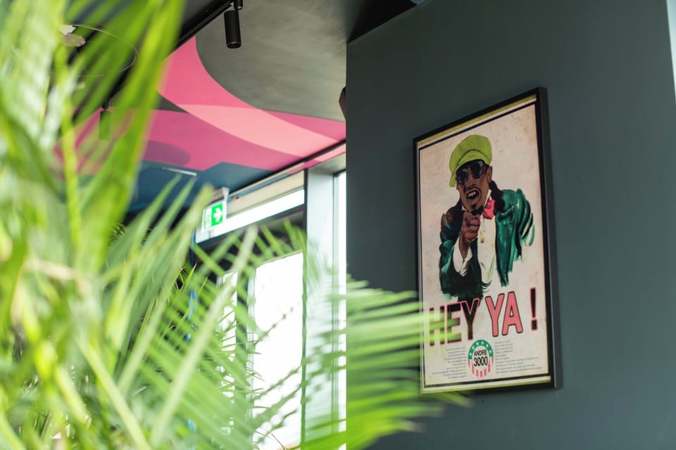 2 bars/lounges, cocktail bar, lobby lounge