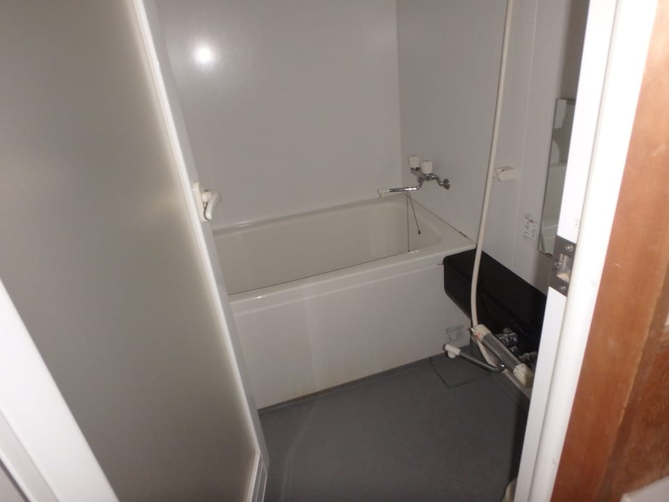 Combined shower/tub, free toiletries, hair dryer, slippers