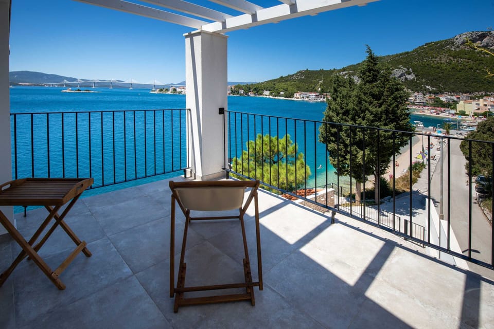 Villa (Six Bedroom Villa with Pool) | Balcony