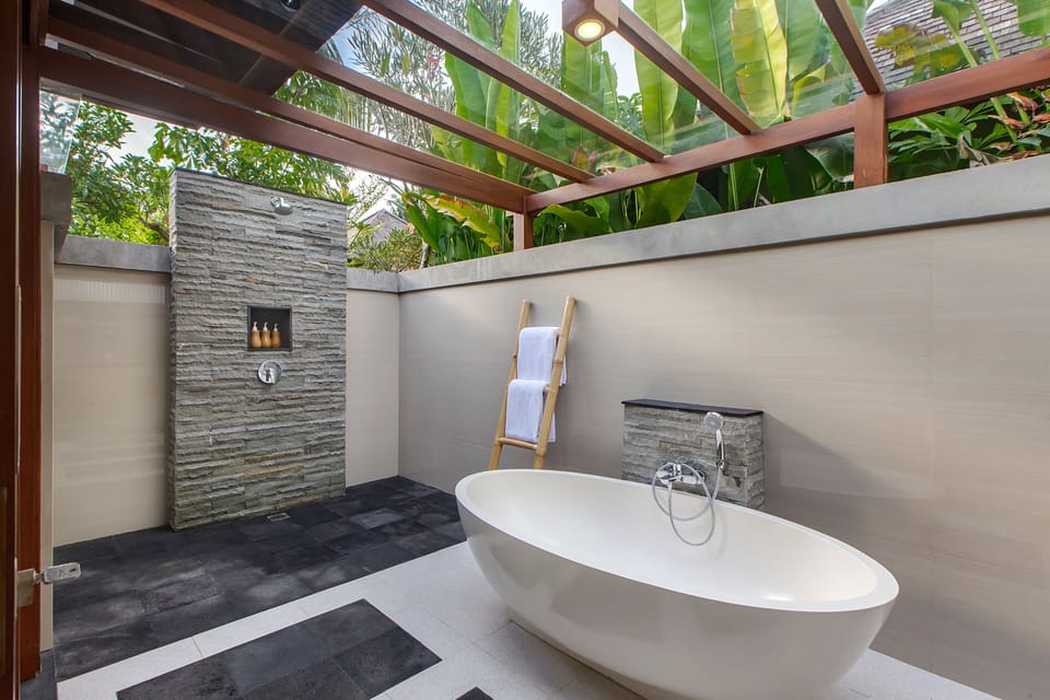 Deluxe Room | Bathroom | Free toiletries, hair dryer, bathrobes, slippers