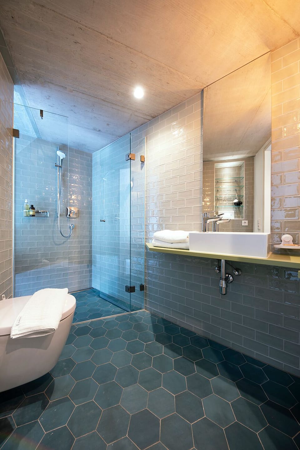 Apartment Climb Up | Bathroom | Shower, eco-friendly toiletries, towels