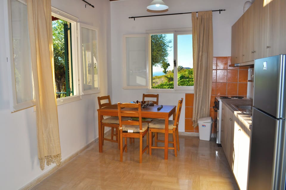 House, 3 Bedrooms, Smoking, Patio | Dining