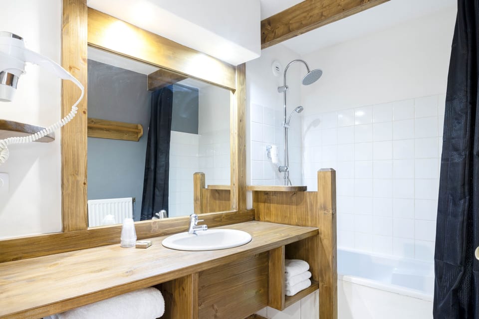 Superior Triple Room | Desk, soundproofing, iron/ironing board, bed sheets