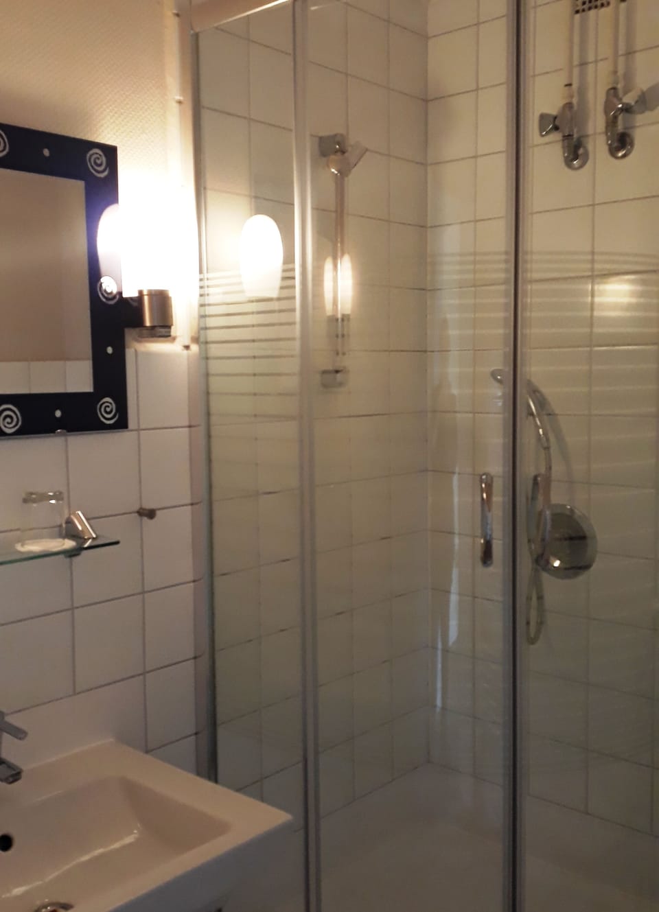 Classic Double or Twin Room | Bathroom | Shower, hair dryer, towels