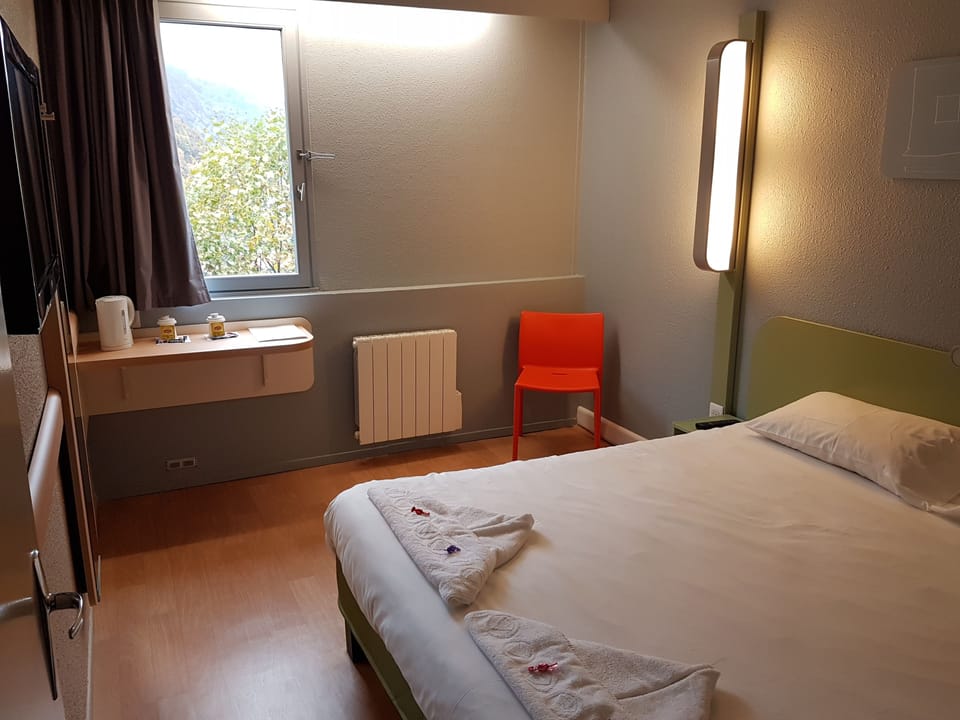 Desk, free WiFi, bed sheets