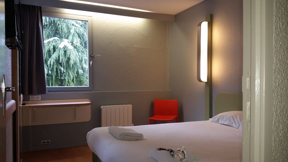 Desk, free WiFi, bed sheets