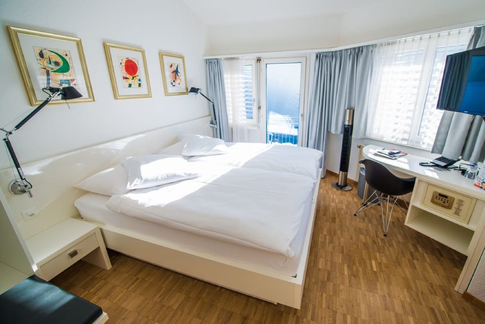 Comfort Double Room | In-room safe, desk, blackout drapes, free WiFi