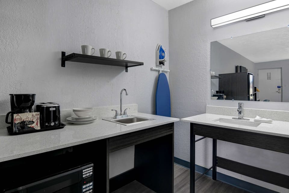 Coffee/tea maker, full-size fridge, microwave, toaster