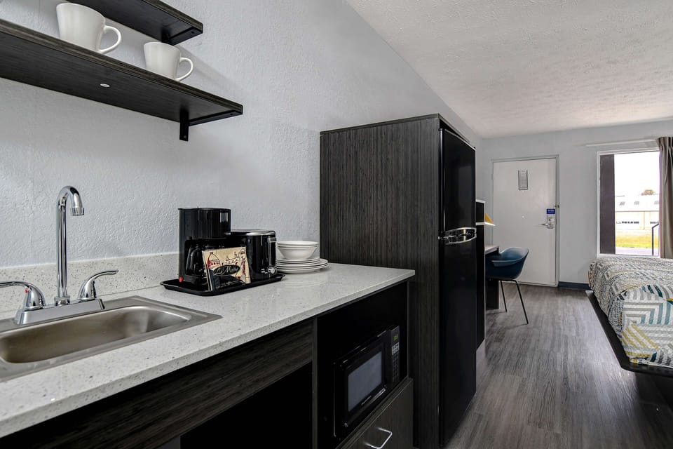 Coffee/tea maker, full-size fridge, microwave, toaster