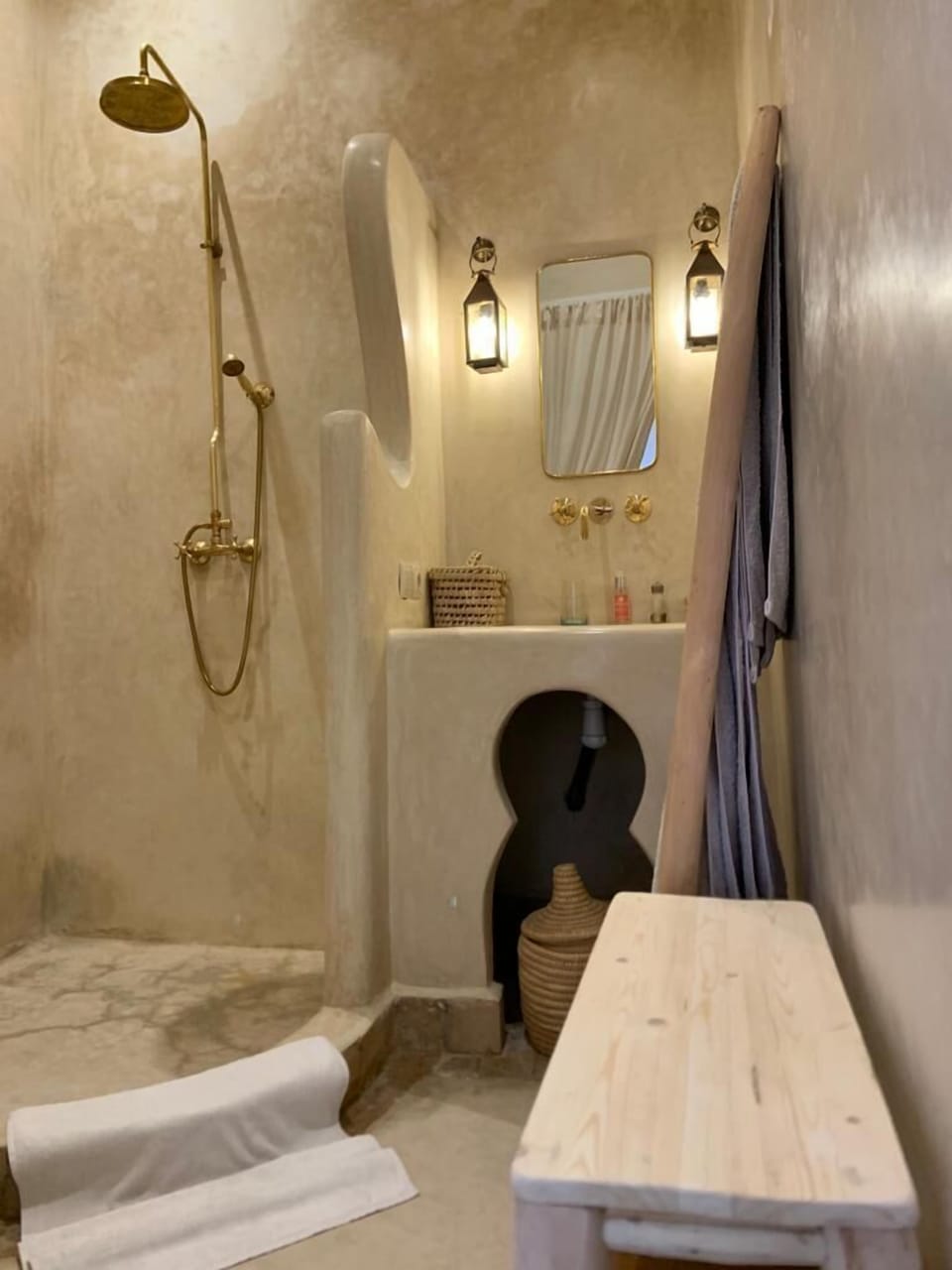 Standard Double Room, Private Bathroom (MAJORELLE) | Bathroom | Shower, hair dryer, towels