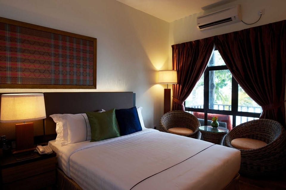 Minibar, in-room safe