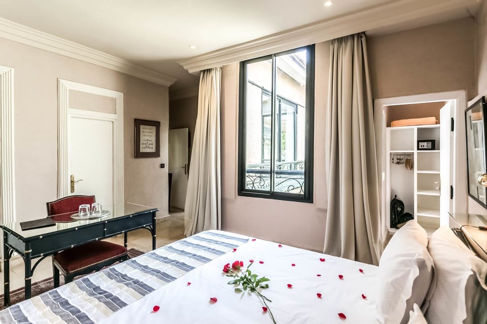 Deluxe Suite, 1 King Bed, Private Bathroom | Premium bedding, in-room safe, blackout drapes, iron/ironing board