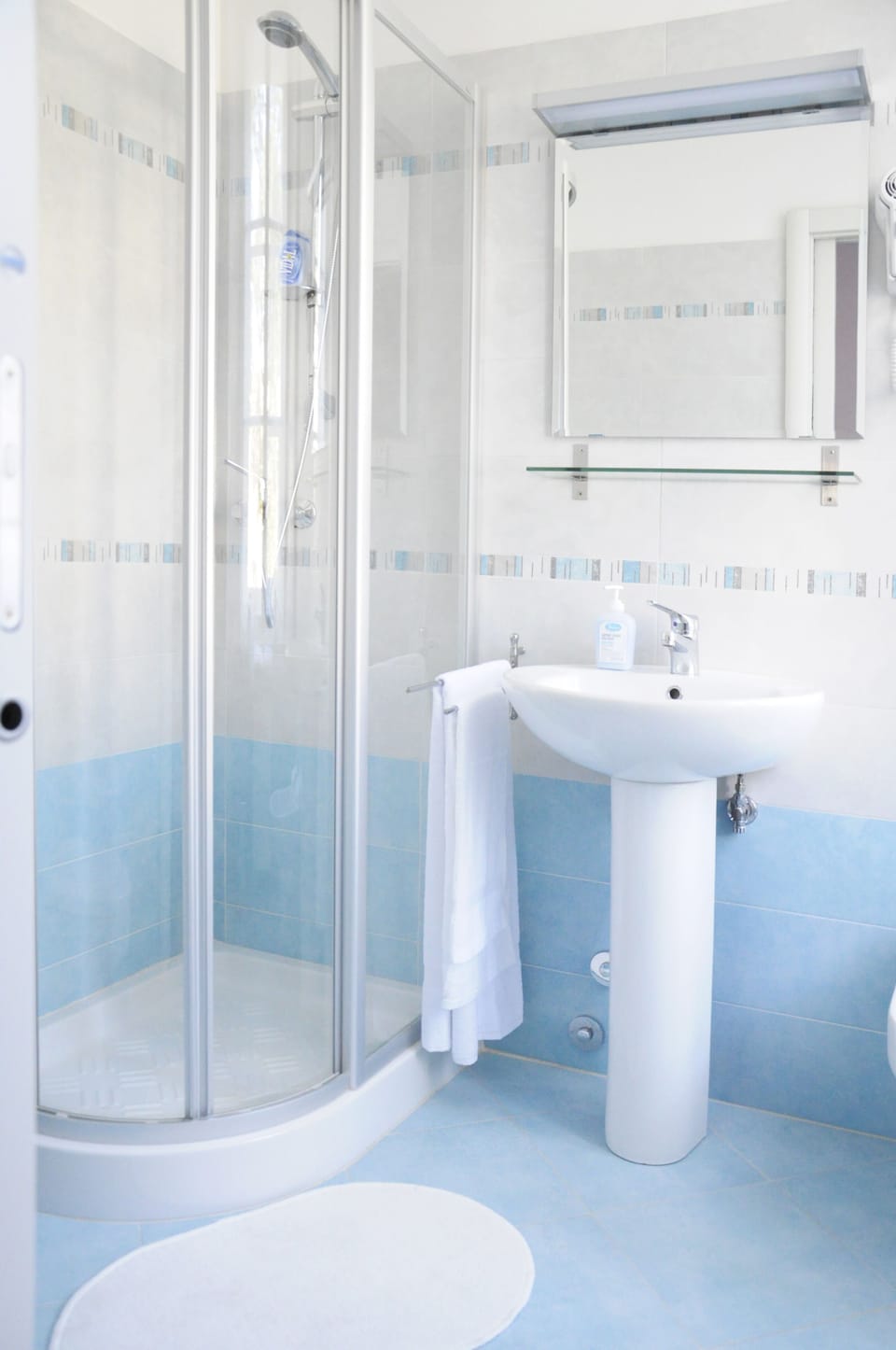 Double or Twin Room, Ensuite | Bathroom | Shower, free toiletries, hair dryer, bidet