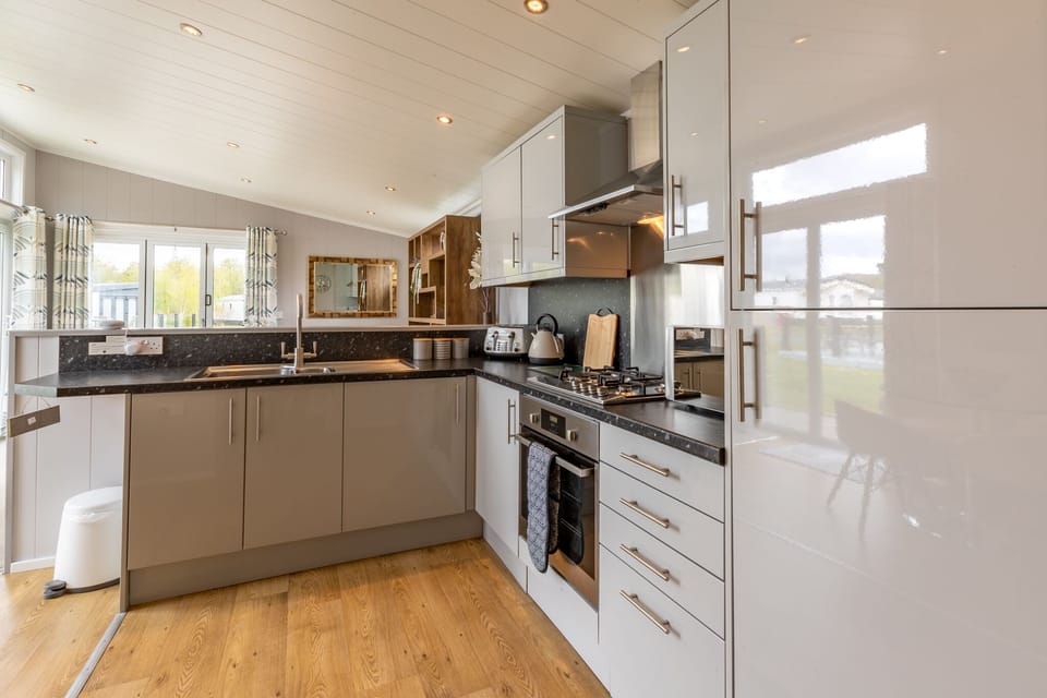 Luxury Apartment, Private Bathroom, Garden View | Shared kitchen | Highchair