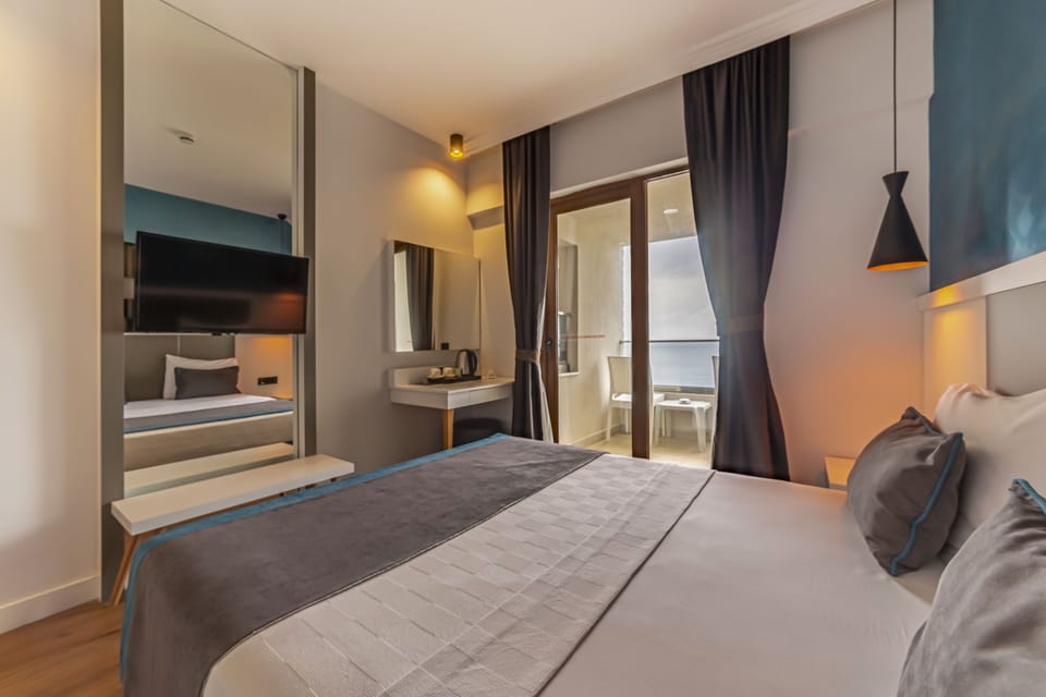 Standard Room, 1 Double Bed, Sea View | Minibar, in-room safe, desk, laptop workspace