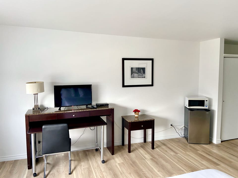 Desk, laptop workspace, soundproofing, free WiFi
