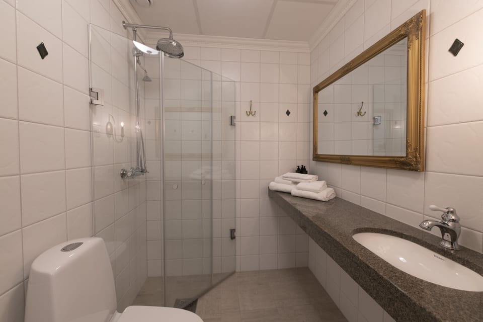 Superior Double Room | Bathroom shower