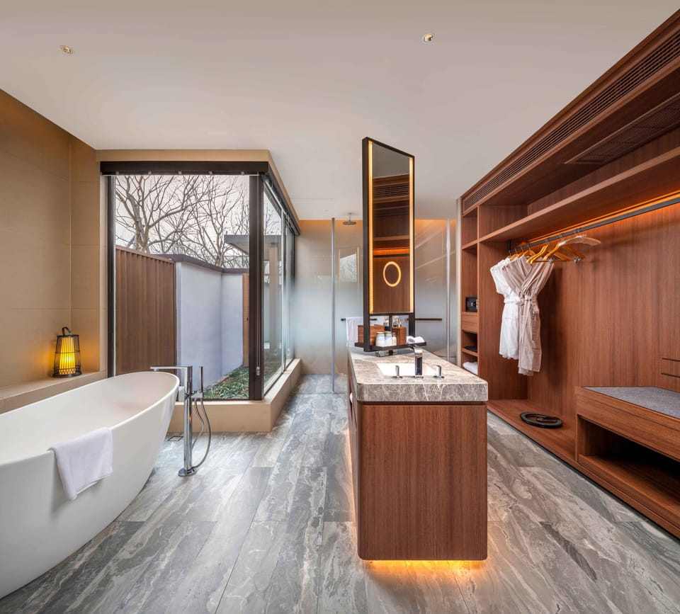 Presidential Villa | Bathroom | Separate tub and shower, rainfall showerhead, free toiletries