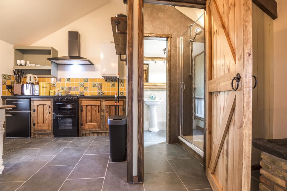 Cottage (1 Bedroom) | Private kitchen | Fridge, microwave, oven, stovetop
