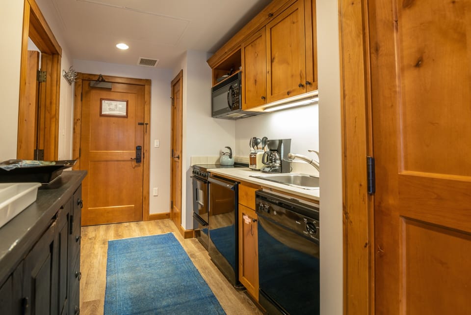 Condo, 1 Bedroom | Private kitchen | Fridge, microwave, oven, stovetop