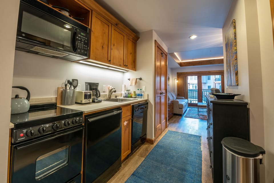 Condo, 1 Bedroom | Private kitchen | Fridge, microwave, oven, stovetop