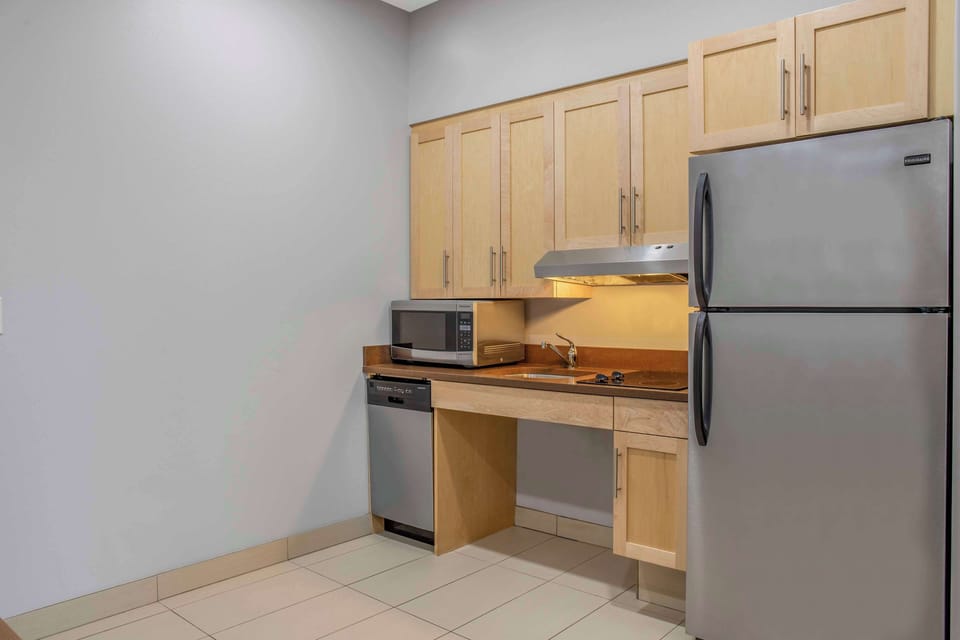 Coffee/tea maker, full-size fridge, microwave, electric kettle