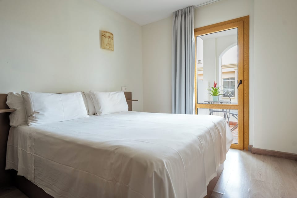 Hypo-allergenic bedding, in-room safe, desk, blackout drapes