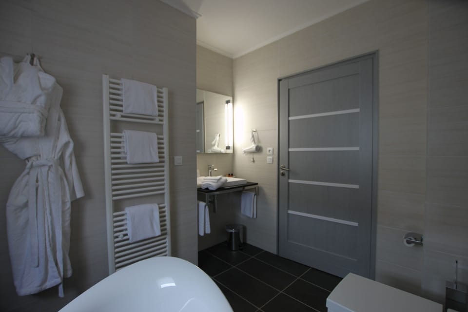 Deep soaking tub, hair dryer, bathrobes, towels