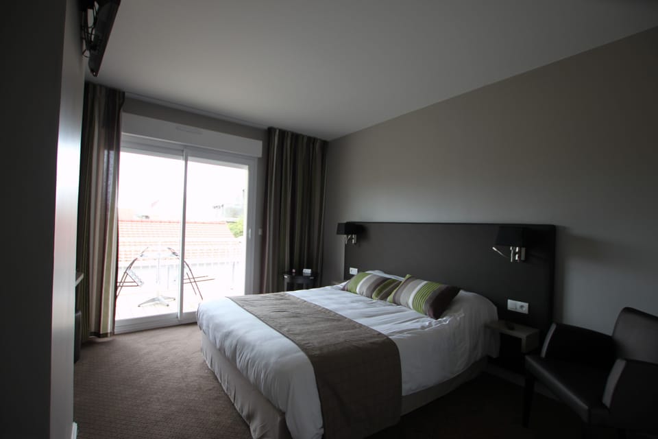 Minibar, desk, soundproofing, free cribs/infant beds
