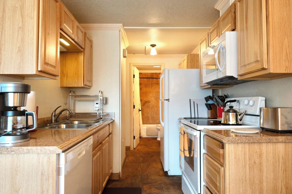 Suite | Private kitchen | Microwave, coffee/tea maker, paper towels