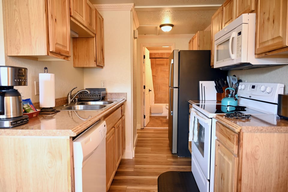Suite | Private kitchen | Microwave, coffee/tea maker, paper towels