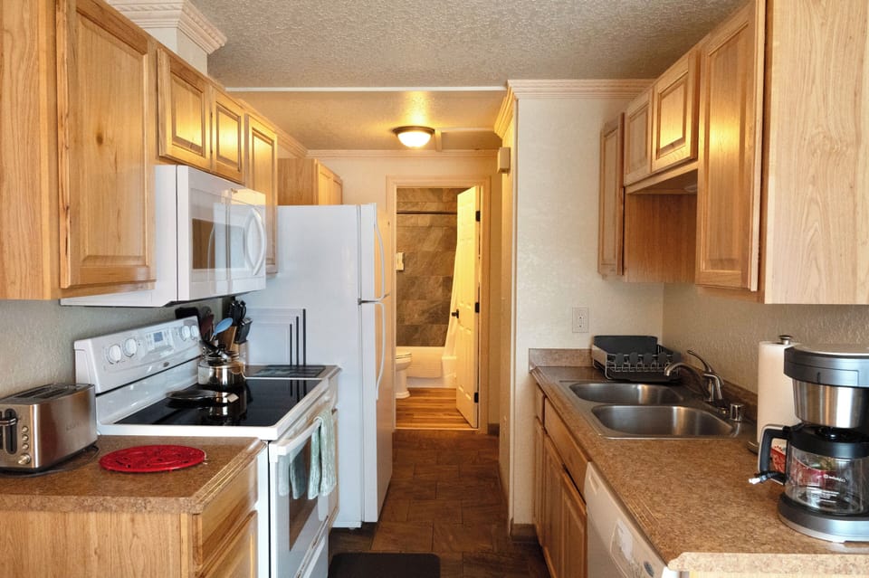 Suite | Private kitchen | Microwave, coffee/tea maker, paper towels