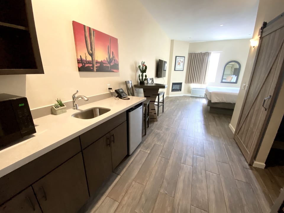 Deluxe Room, 1 King Bed, Fireplace | Iron/ironing board (on request), WiFi (free), individually decorated