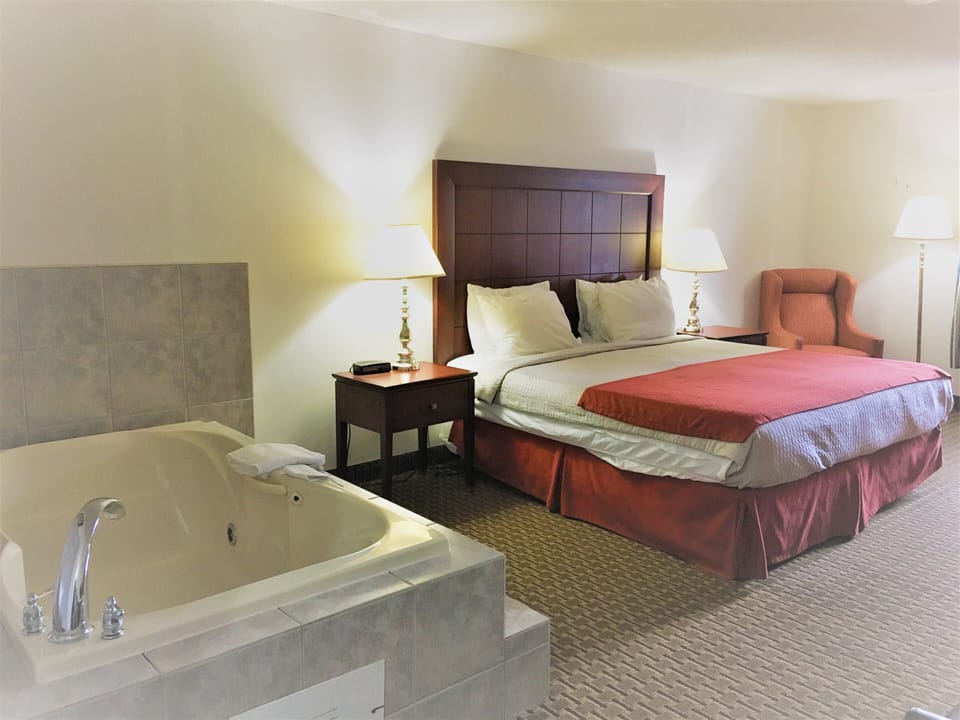 King Room with Hot Tub | Desk, blackout drapes, iron/ironing board, free WiFi