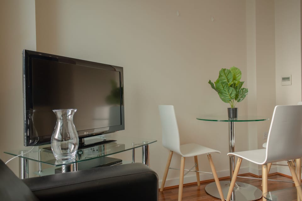 Standard Apartment, 1 Bedroom, Non Smoking, Kitchenette | Living area | Flat-screen TV, heated floors