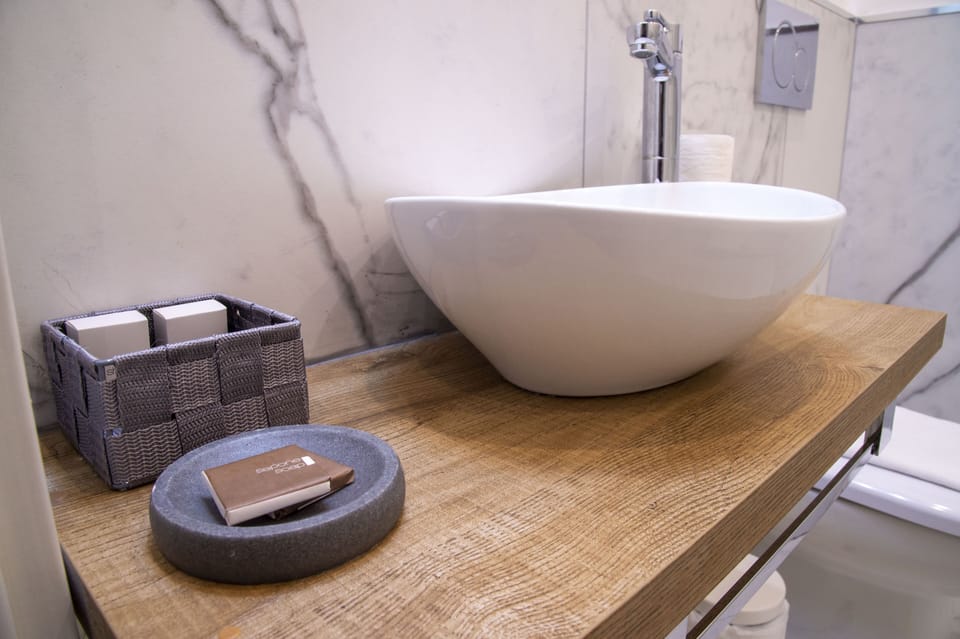 Deluxe Room | Bathroom | Shower, rainfall showerhead, designer toiletries, hair dryer