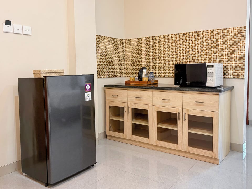 Family Room | Private kitchen | Fridge, microwave, electric kettle