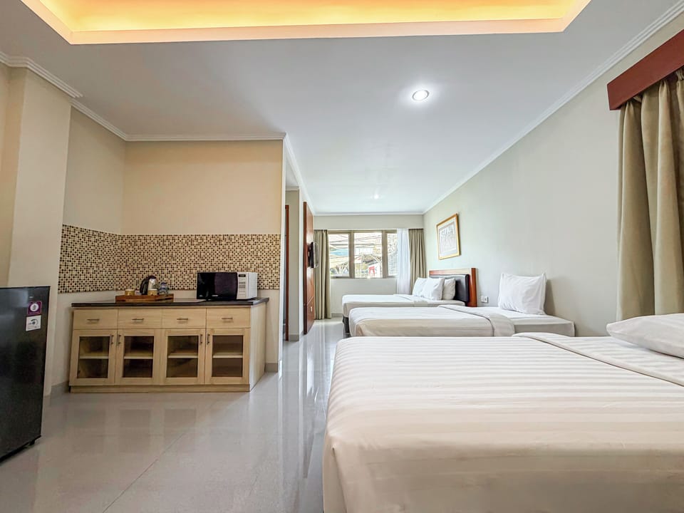 Family Room | In-room safe, desk, blackout drapes, soundproofing