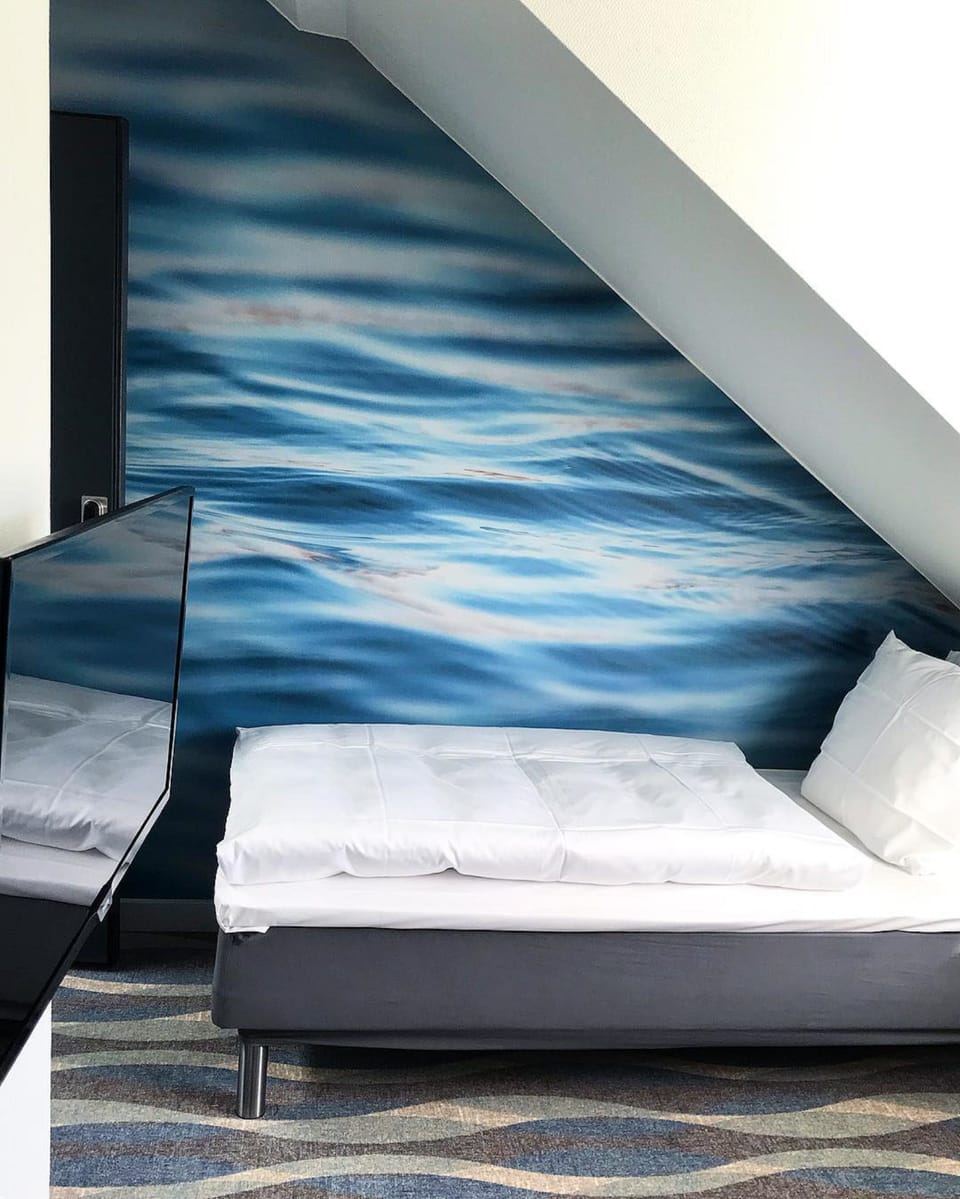 Single Room | Desk, soundproofing, cribs/infant beds, rollaway beds