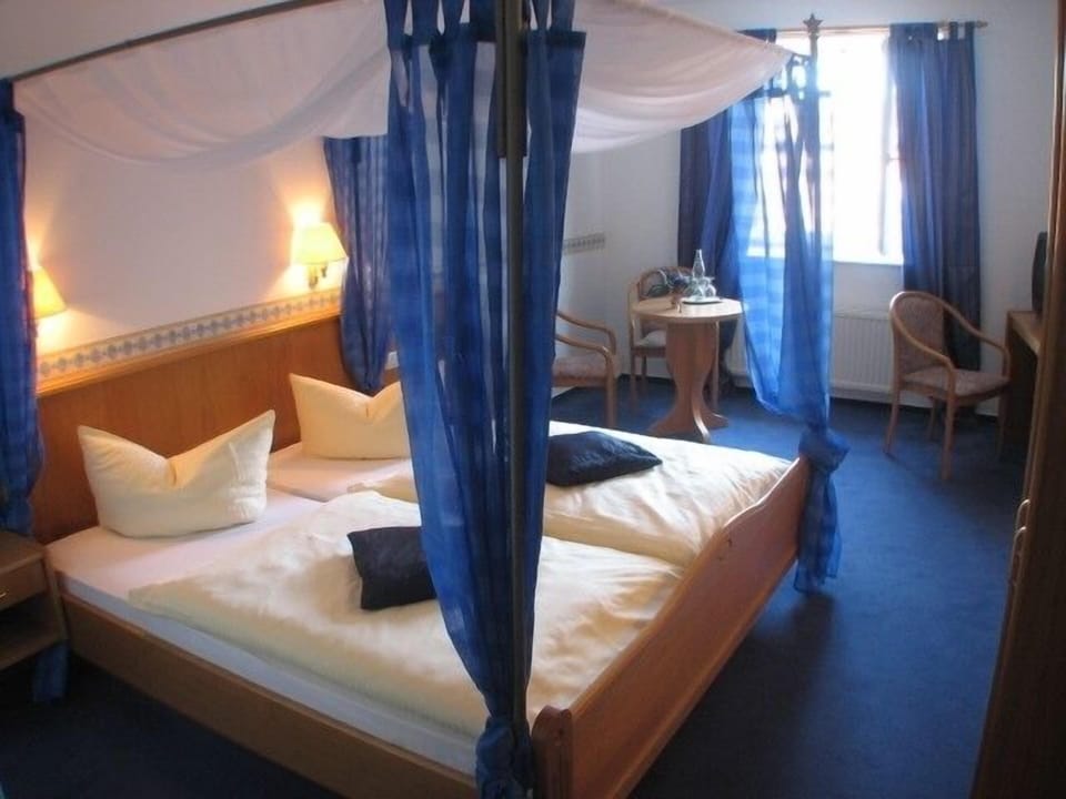 Hypo-allergenic bedding, desk, iron/ironing board, free WiFi