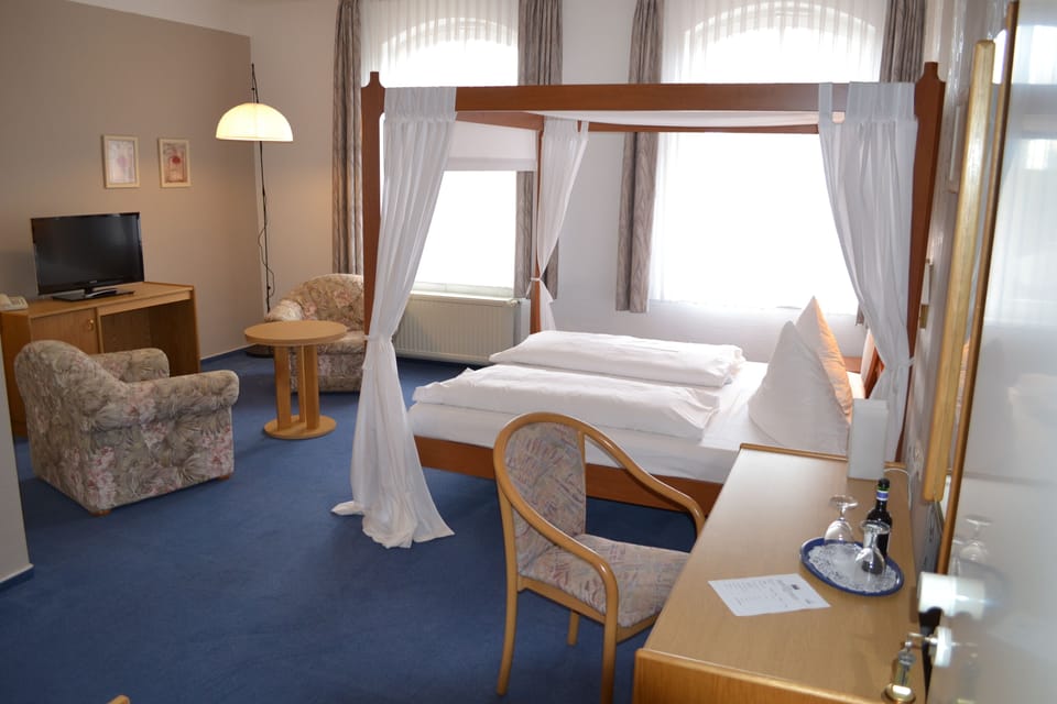 Hypo-allergenic bedding, desk, iron/ironing board, free WiFi