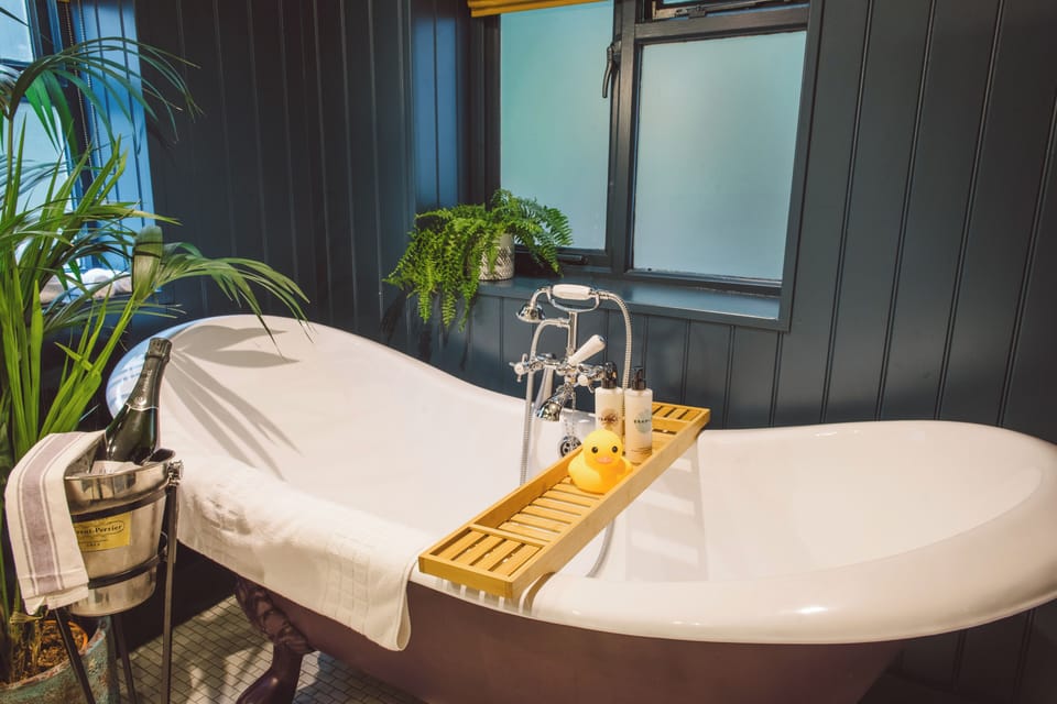 Family Room | Bathroom | Shower, free toiletries, hair dryer, towels