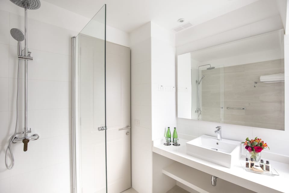 Double Room (Unique) | Bathroom | Combined shower/tub, free toiletries, hair dryer, towels