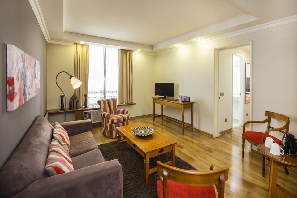 Junior Suite (Gran) | In-room safe, desk, free cribs/infant beds, rollaway beds