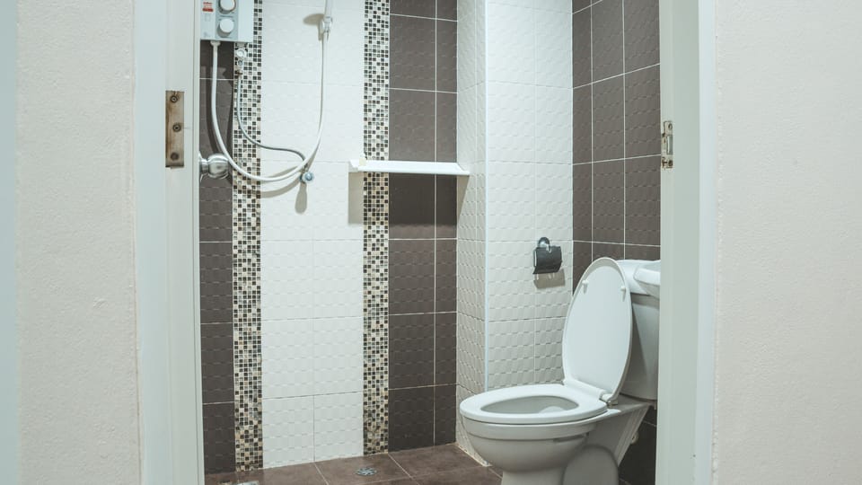 Standard Double Room | Bathroom | Shower, towels