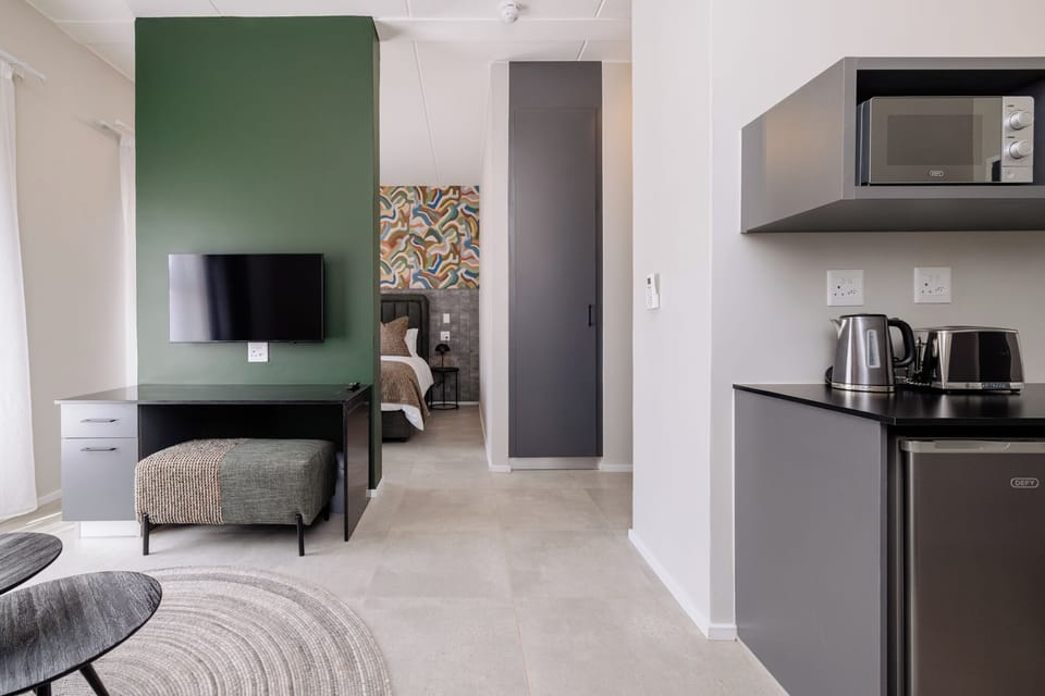 Executive Room | Private kitchenette | Cookware/dishes/utensils