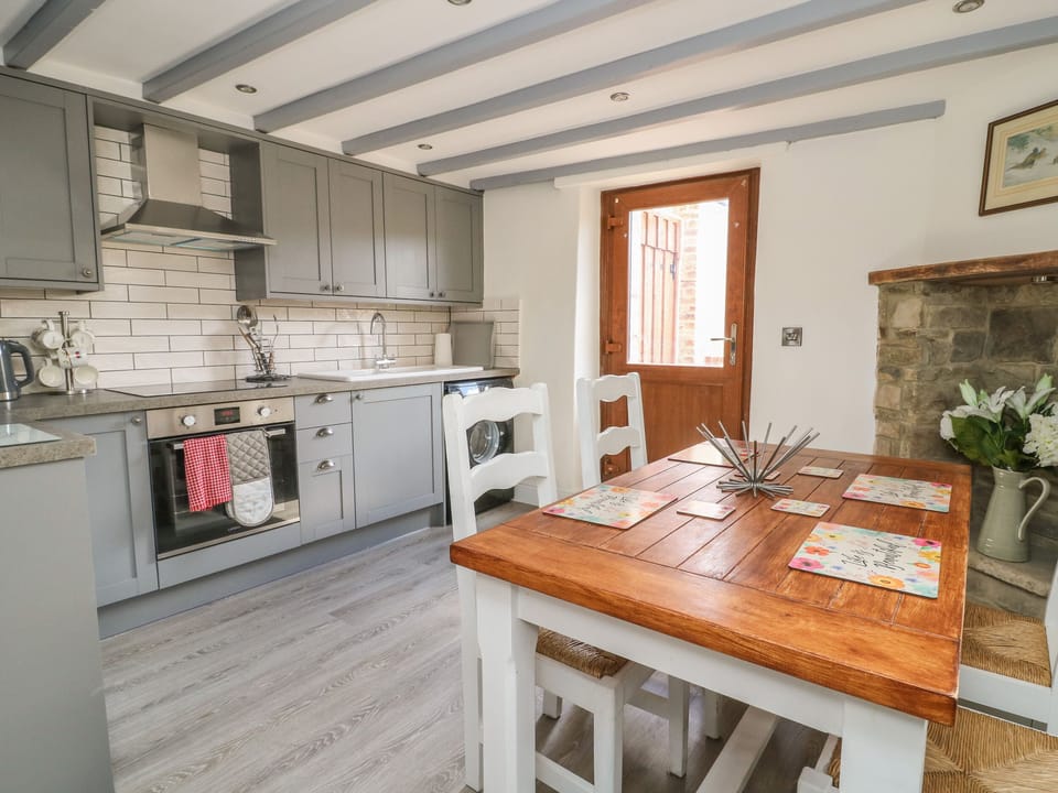 Cottage | Private kitchen | Fridge, microwave, electric kettle, toaster