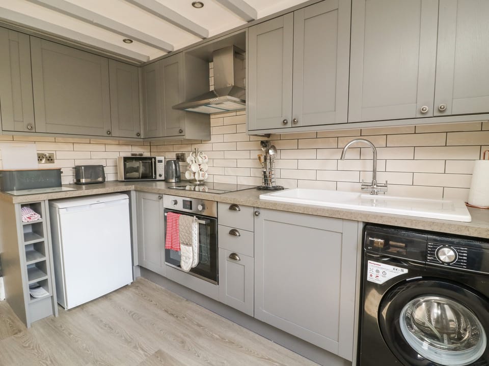 Cottage | Private kitchen | Fridge, microwave, electric kettle, toaster